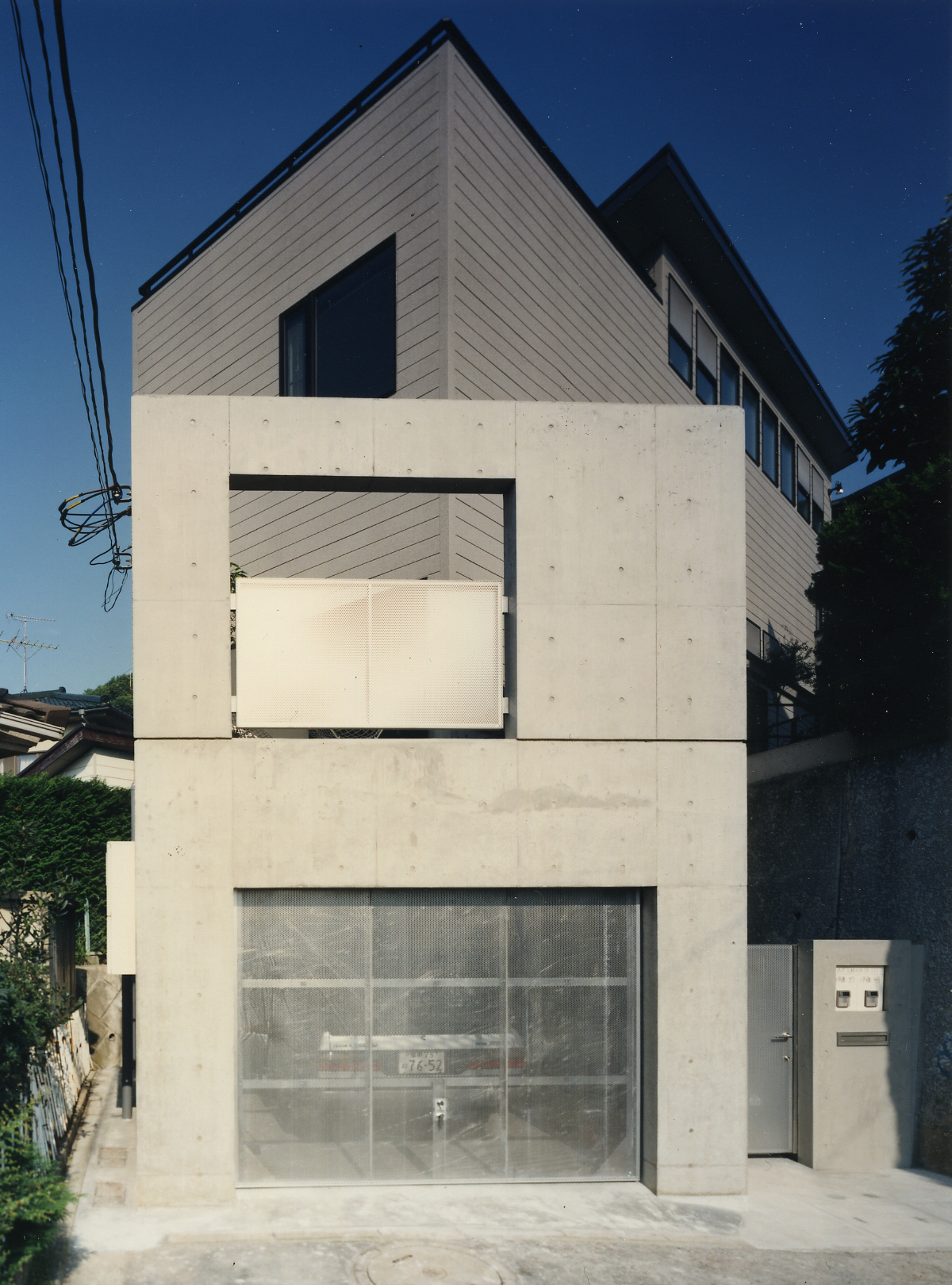 コンクリートの車庫と木造建物の混構造