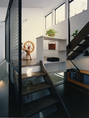 階段室の間仕切りにネット