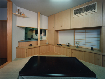 変形した茶の間と対面型キッチン