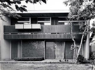 赤いタイルが印象的な建物