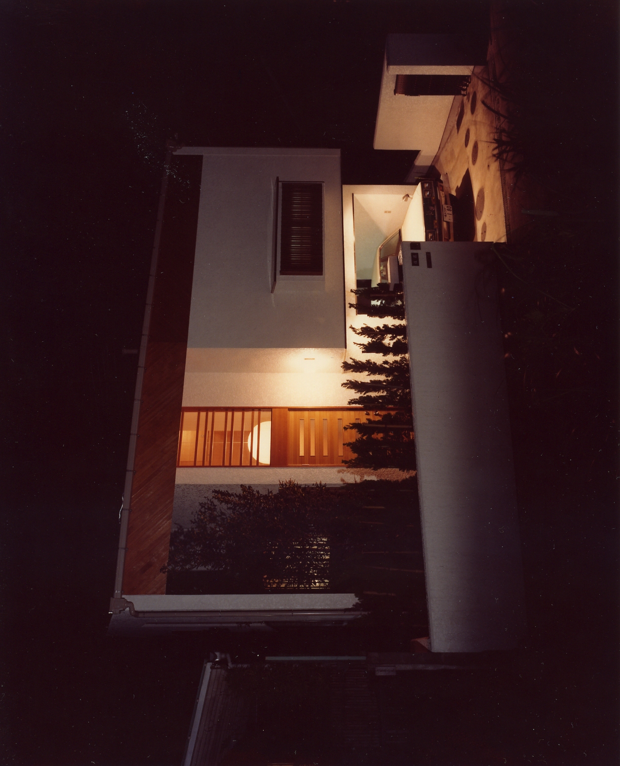 玄関ホールの吹抜にボンボン照明