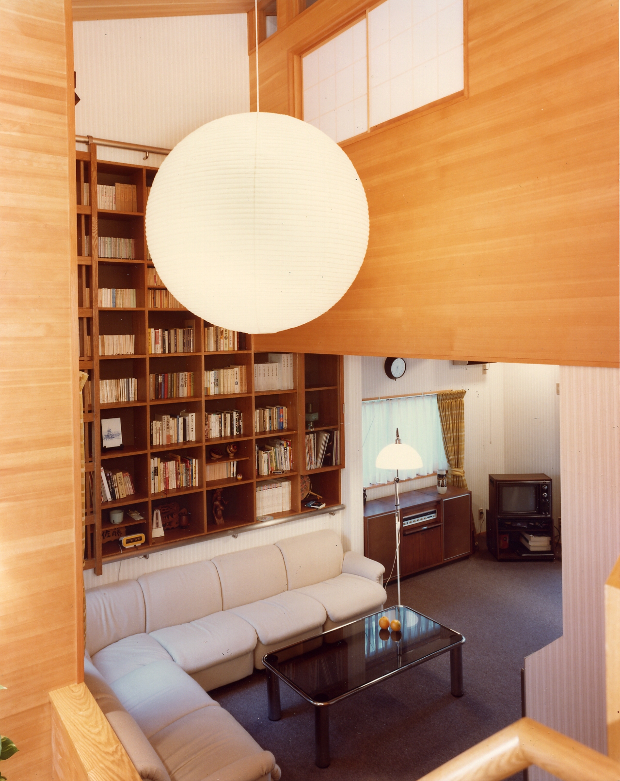 吹き抜けリビングに本棚