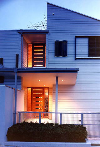 玄関ホールの吹抜１階２階