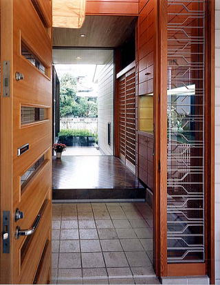 玄関を入ると正面に中庭